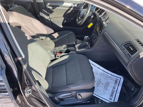 Used 2019 Volkswagen Golf S image 20