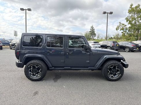 Used 2018 Jeep Wrangler Unlimited Sahara w/ Connectivity Group AWD/4WD image 2