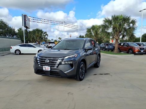 Used 2024 Nissan Rogue SV w/ SV Premium Package FWD image 2