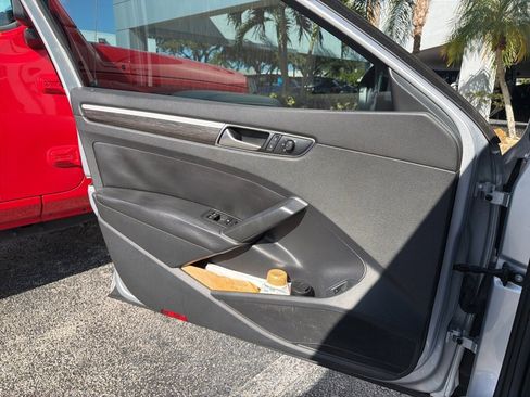 Used 2018 Volkswagen Passat 2.0T SE image 9