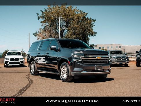 Used 2024 Chevrolet Suburban LT RWD image 1