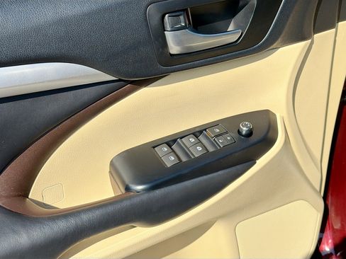 Used 2019 Toyota Highlander SE image 19