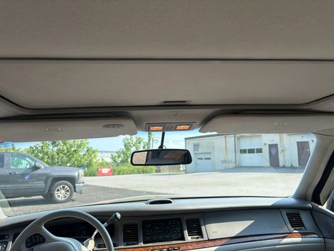 Used 1995 Lincoln Town Car Signature RWD image 31