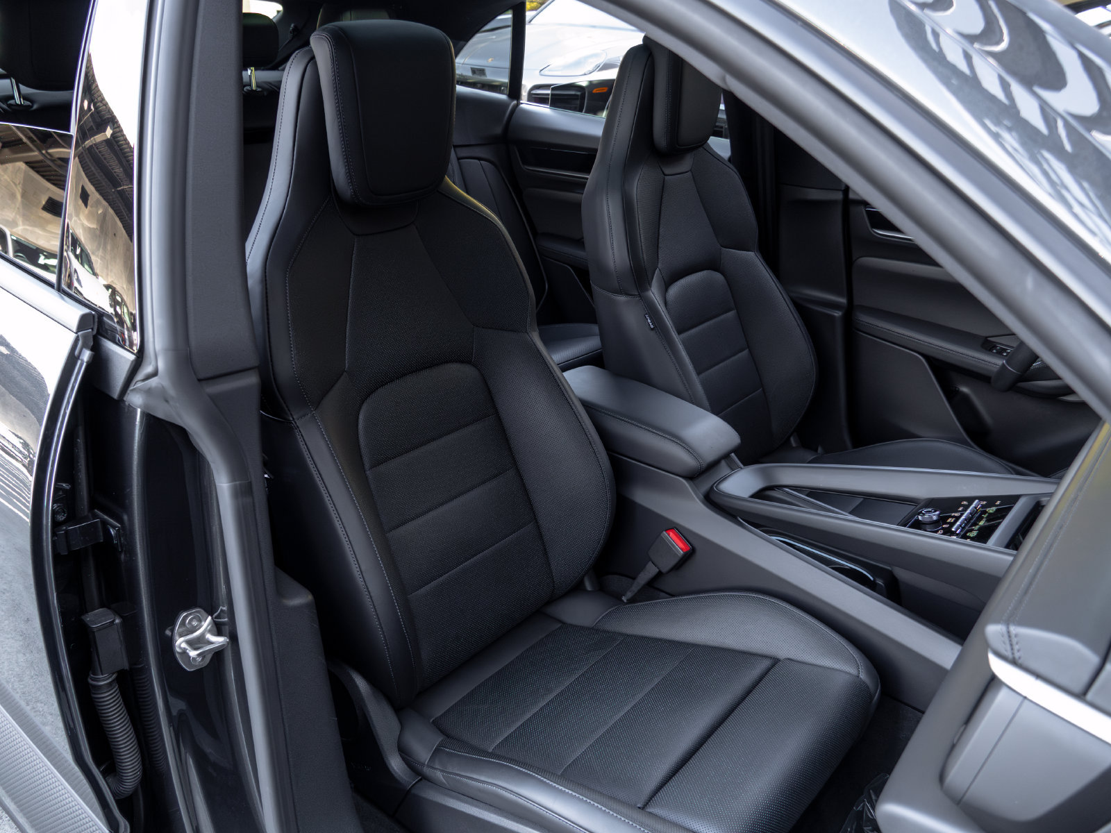 Certified 2025 Porsche Macan 4 Electric AWD/4WD image 58