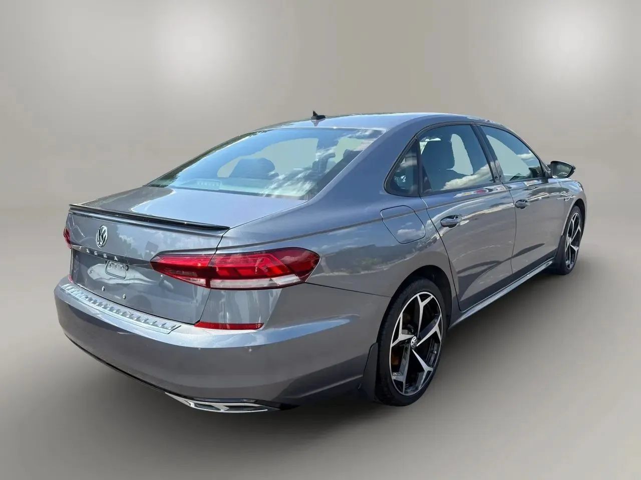 Used 2021 Volkswagen Passat 2.0T R-Line FWD image 5