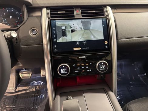 Used 2024 Land Rover Discovery Dynamic SE image 16