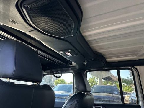 Used 2018 Jeep Wrangler Unlimited Sahara AWD/4WD image 16