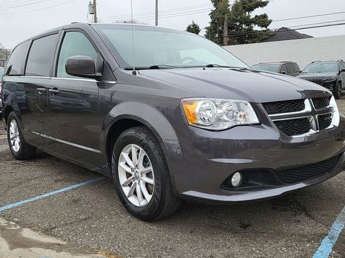 Used 2018 Dodge Grand Caravan SXT w/ Driver Convenience Group image 3