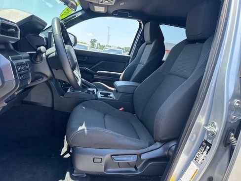 Used 2025 Toyota 4Runner SR5 AWD/4WD image 15