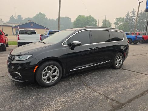 Used 2023 Chrysler Pacifica Limited FWD image 3