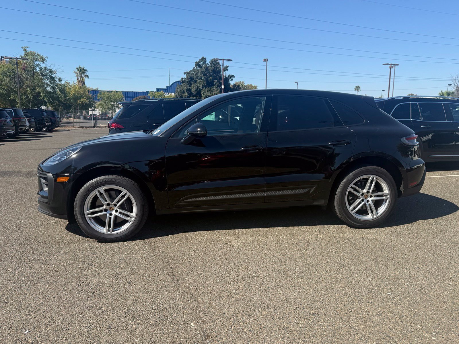 Used 2023 Porsche Macan AWD/4WD image 2