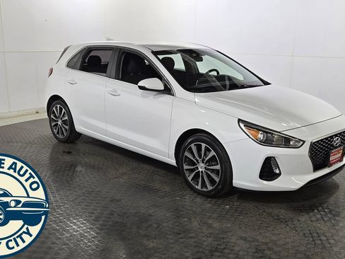 Used 2018 Hyundai Elantra GT FWD image 1