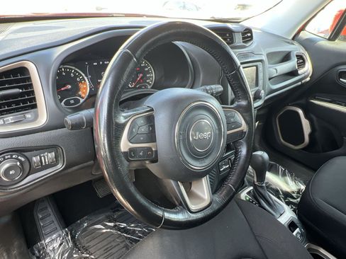 Used 2017 Jeep Renegade Latitude w/ Popular Equipment Group FWD image 17