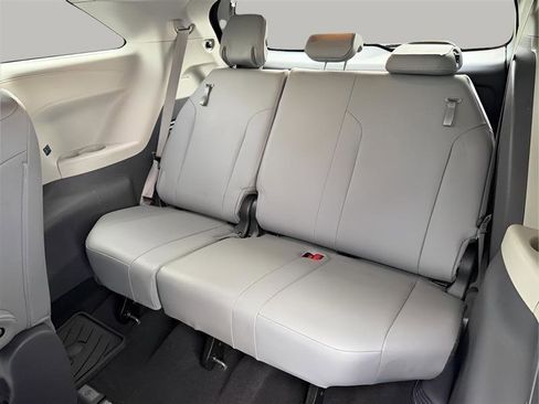 Used 2021 Toyota Sienna XLE FWD image 26