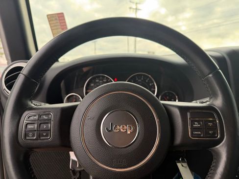 Used 2012 Jeep Wrangler Unlimited Rubicon w/ Connectivity Group AWD/4WD image 11