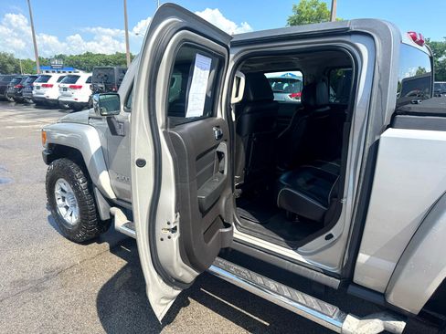 Used 2009 HUMMER H3T Luxury image 12