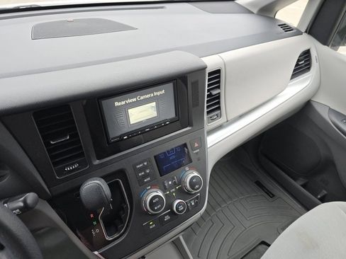 Used 2015 Toyota Sienna LE image 28