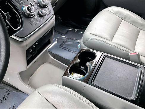 Used 2017 Toyota Sienna XLE image 16