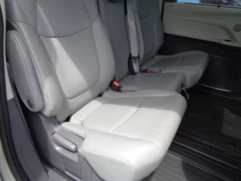 Used 2021 Toyota Sienna XLE FWD image 32