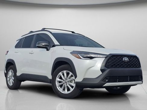 Used 2025 Toyota Corolla Cross LE image 2