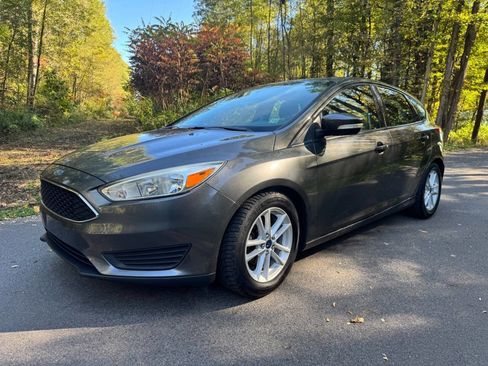 Used 2015 Ford Focus SE image 1