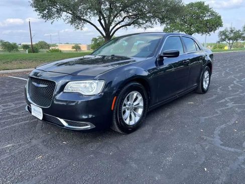 Used 2018 Chrysler 300 Touring RWD image 3