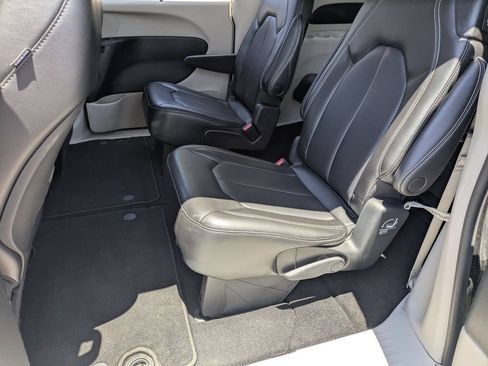 Used 2023 Chrysler Pacifica Touring-L FWD image 27