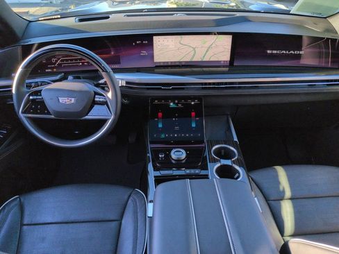 Certified 2025 Cadillac Escalade ESV Premium Luxury image 32