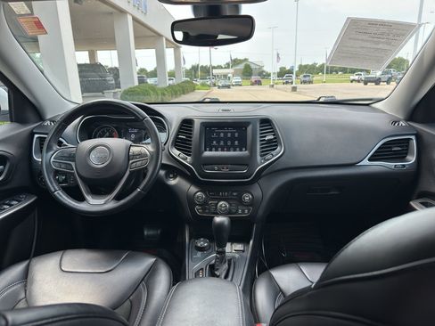 Used 2019 Jeep Cherokee Latitude Plus w/ Comfort/Convenience Group AWD/4WD image 3