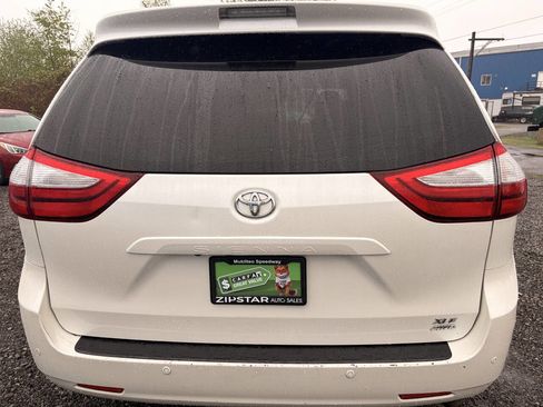 Used 2015 Toyota Sienna XLE w/ XLE Navigation Package image 4