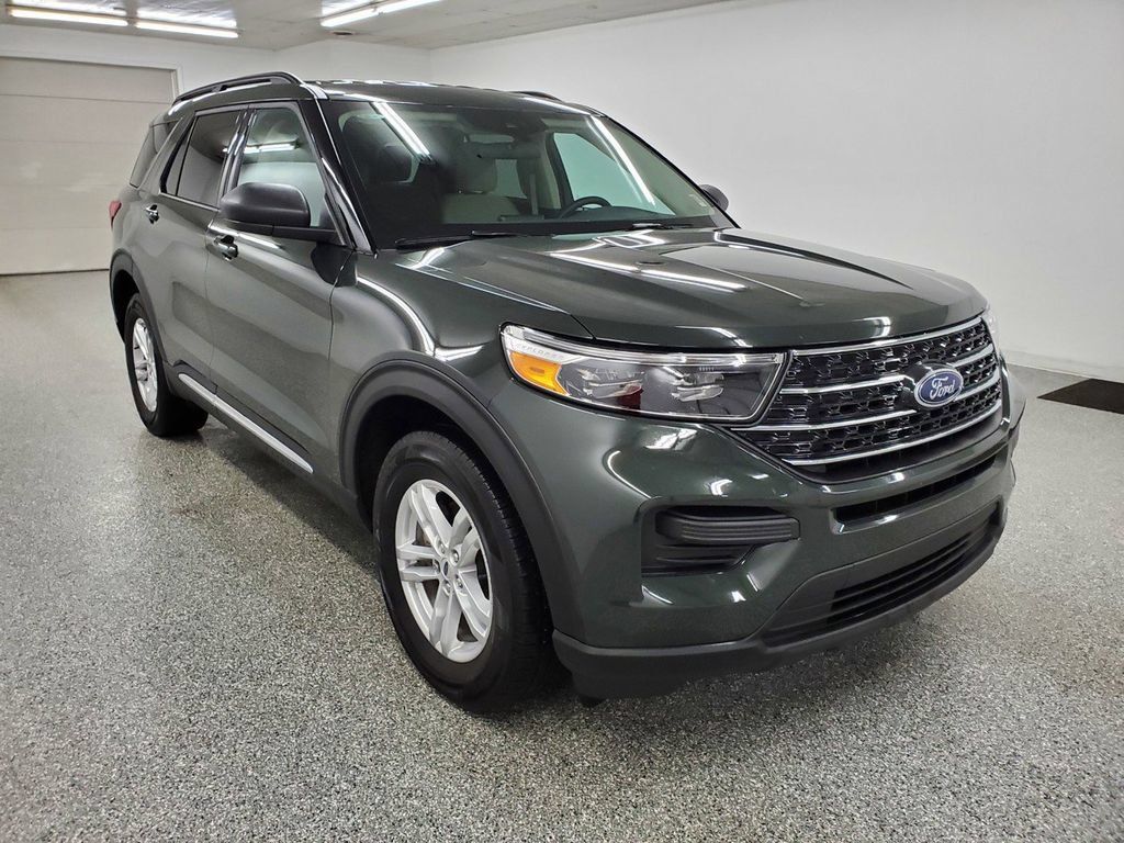 Used 2023 Ford Explorer XLT AWD/4WD image 3