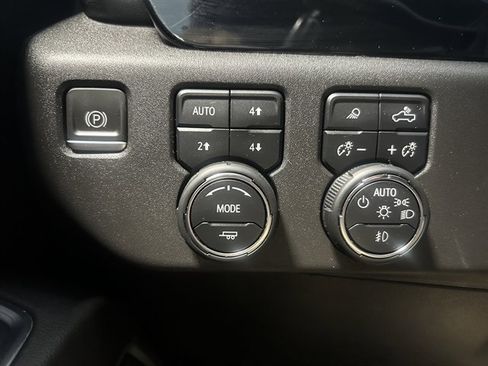 Used 2022 Chevrolet Silverado 1500 LTZ w/ Z71 Off-Road Package image 35