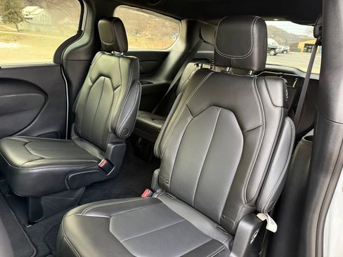 Used 2023 Chrysler Pacifica Touring-L w/ S Appearance Package image 36