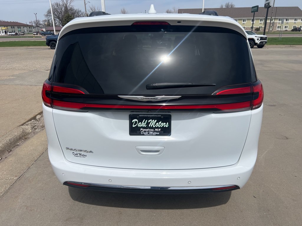 Used 2022 Chrysler Pacifica Touring-L FWD image 8
