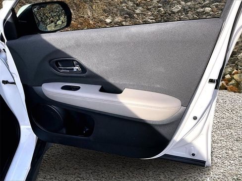 Used 2022 Honda HR-V LX image 17