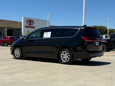 Used 2025 Chrysler Pacifica Select FWD image 3