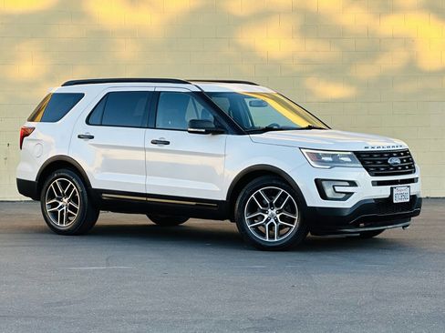 Used 2017 Ford Explorer Sport w/ Equipment Group 401A AWD/4WD image 2