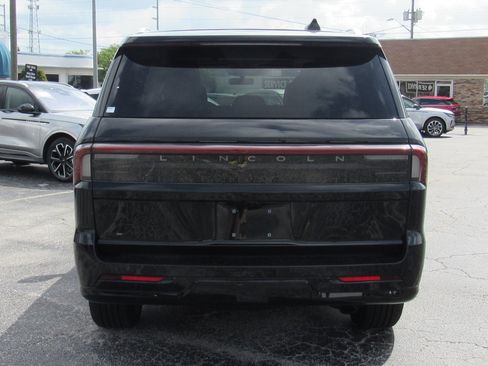 New 2025 Lincoln Navigator Reserve image 4