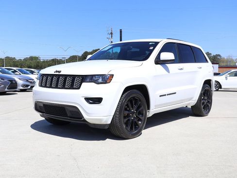 Used 2018 Jeep Grand Cherokee Altitude RWD image 33