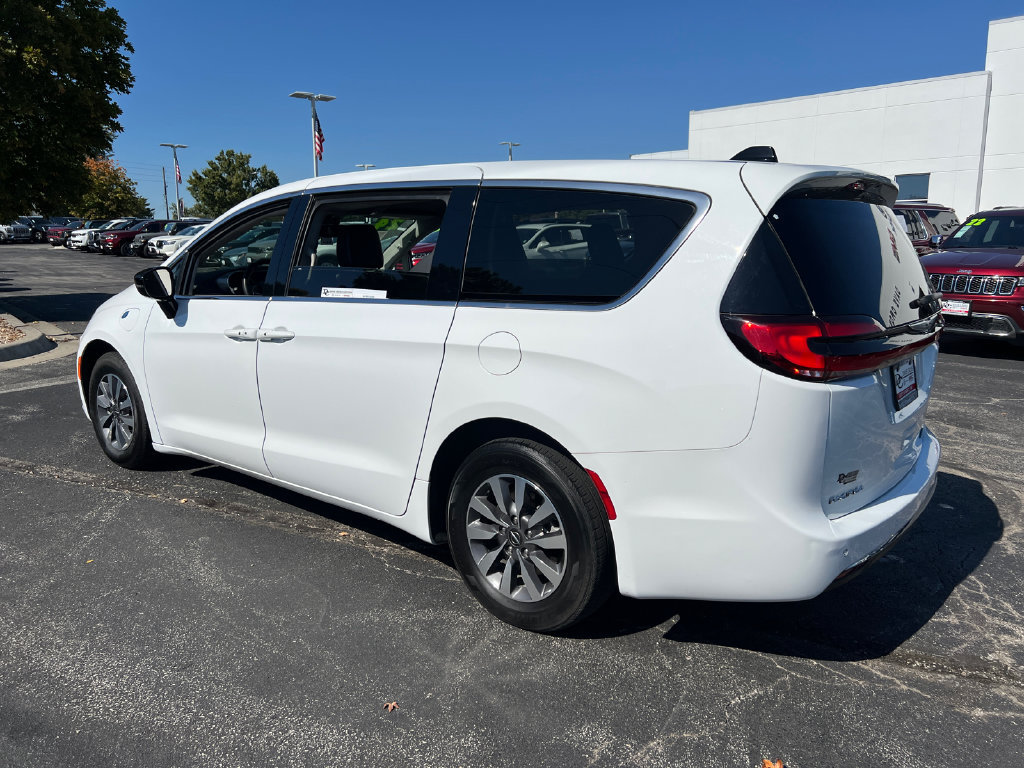 Used 2024 Chrysler Pacifica Limited FWD image 10