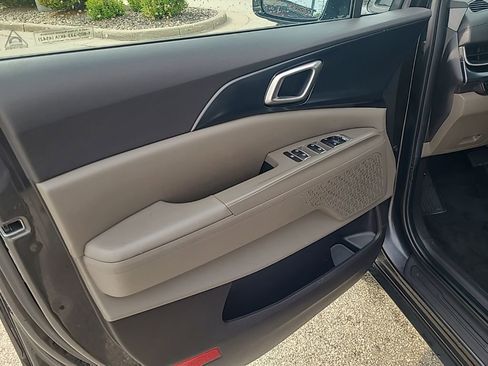 Used 2025 Kia Carnival FWD image 12