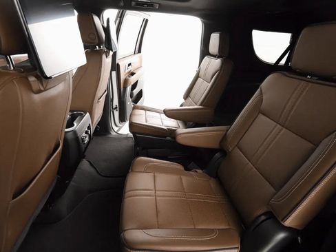 Used 2025 Chevrolet Suburban High Country image 31