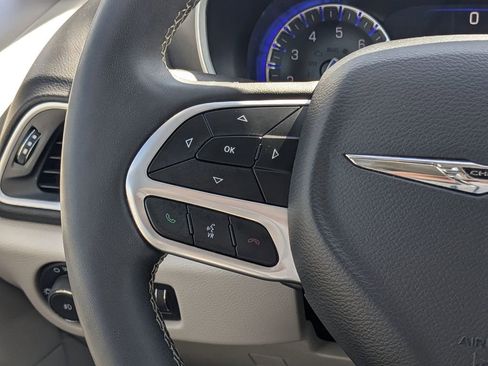 Used 2024 Chrysler Pacifica Touring-L FWD image 24