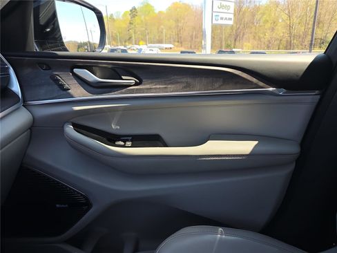 Used 2022 Jeep Grand Cherokee Overland w/ Luxury Tech Group IV image 24