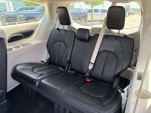 Used 2023 Chrysler Pacifica Touring-L FWD image 16