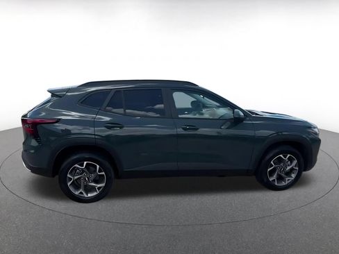 Used 2025 Chevrolet Trax LT w/ LT Convenience Package FWD image 16