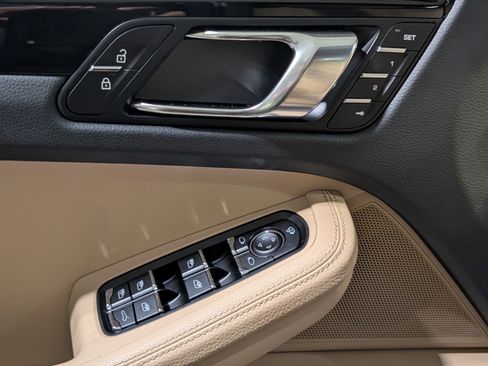 Certified 2026 Porsche Macan AWD/4WD image 19