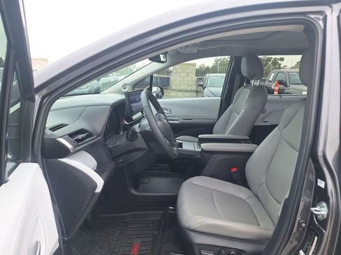 Used 2025 Toyota Sienna XLE w/ XLE Plus Package FWD image 11