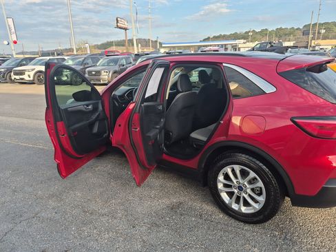Used 2020 Ford Escape SE image 14