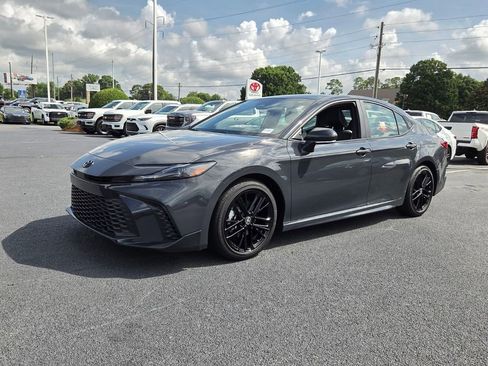 Used 2025 Toyota Camry SE FWD image 3
